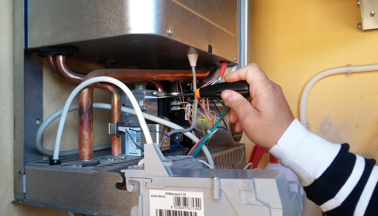 İmmergas Kombi Tamiri, İmmergas Kombi Servisi servis ekibi çalışırken